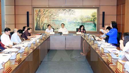 Đoàn đại biểu Quốc hội thành phố Hà Nội thảo luận tại tổ.